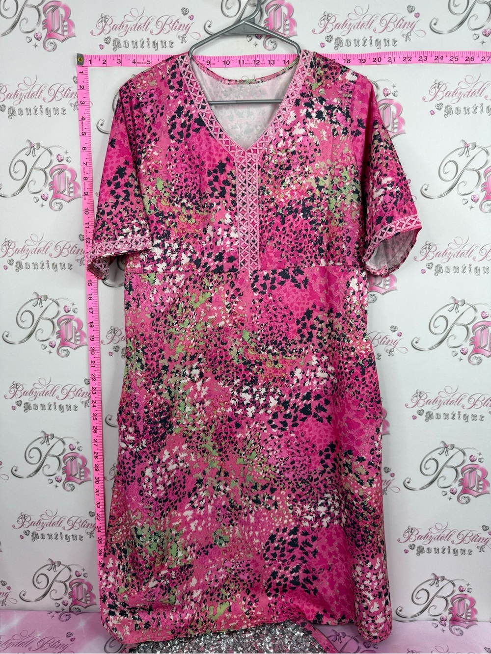 Dress T-shirt style Women’s V-Neck Midi Dress in Pink Print